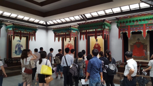 경기전에 있는 어진들을 감상하는 관람객들. 전주 한옥마을을 방문하는 관람객들이라면 한 번쯤은 방문하는 귀한 장소이다