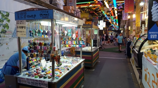 전주 남부시장의 야시장. 각종 아이디어 가득한 상품들과 먹거리로 가득 차 있다