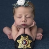 차에서 태어난 갓난아이, 경찰뱃지 사진 찍은 사연