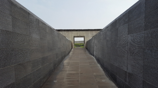 지니어스 로사이. 좌우 콘크리트 벽체에서 쏟아지는 폭포 사이를 지나면 작은 프레임을 통해 성산일출봉을 감상할 수도 있다.