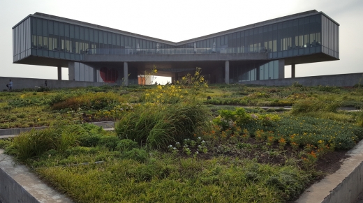 글래스 하우스. 섭지코지 언덕에 위치하여 멀리 태평양을 향해 팔을 벌려 물과 빛을 품는 형상이다. 2층 테라스에서 바라보는 경관은 제주 여행의 백미이다.