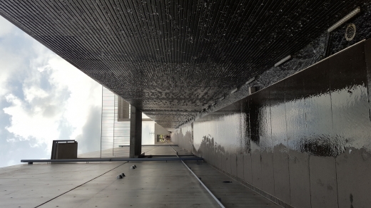 본태 박물관의 벽에서 콘크리트 장벽을 따라 흘러내리는 분수. 시원한 여름의 그늘을 만들어주어 관람객들에게 편안함을 느끼게 해준다.