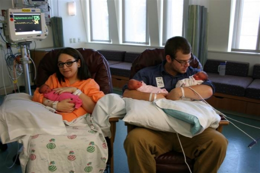 엄마 힐스와 아빠 브라운-플레처가 세 쌍둥이를 나눠서 안아보고 있다.(사진=투데이)