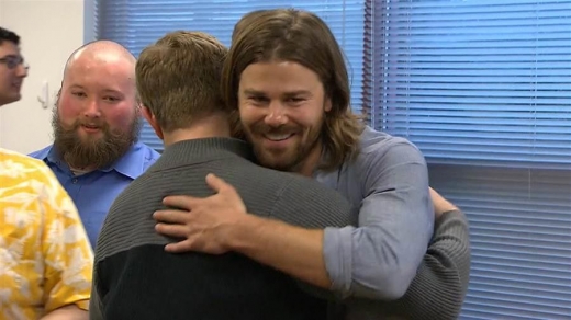 프라이스 CEO가 직원들과 껴안고서 기쁨을 나누고 있다.