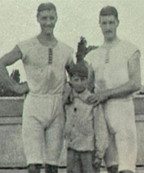 프랑수아 브랜트와 룰로프 클레인 사이에 포즈를 취한 최연소 올림픽 출전 소년.