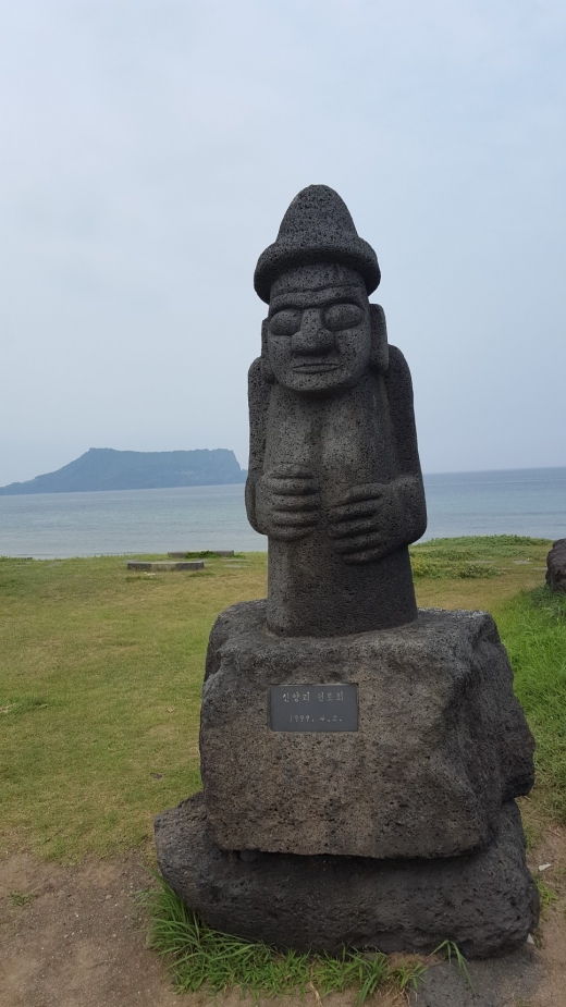 돌하르방 뒤로 성산일출봉이 보인다. 명실공히 제주도를 상징하는 세계적인 얼굴이지만, 아직도 문화사적인 원류나 전파방식, 기능 등이 정확하게 밝혀지지는 않고 있다.