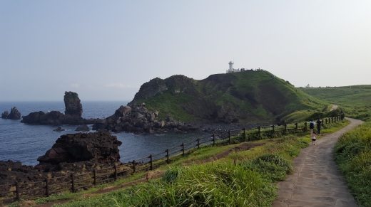 섭지코지 해안가의 절경. 제주 바닷가 풍경으로는 기암괴석이 펼쳐져 있는 섭지코지가 관람객들에게 단연 1순위 방문지이다. 이 곳에서 중국인 신혼부부들을 많이 만날 수 있다.