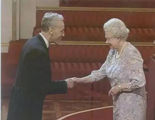 린드세이는 2006년 영국 엘리자베스 여왕으로부터 훈장을 받기도 했다. (사진=텅쉰왕)