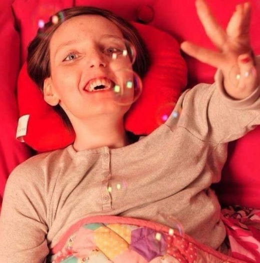 생전 올리비아의 모습. 애이든과는 동네 수영장에서 처음 만나 우정을 키웠다. (사진=리버풀 에코)