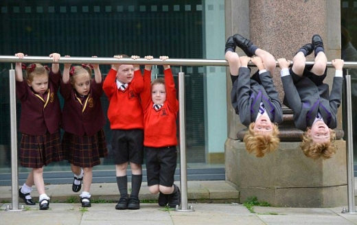 이 쌍둥이 녀석들은 제법 의젓한 척도 하지만 말썽꾸러기가 아닐 리 없다.