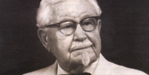 커넬 샌더스의 실제 모습 역시, 길거리에서 늘 봐왔던 모습과 거의 똑같다.조 레딩턴은 “삼촌의 옷장에는 똑같은 하얀색 옷들로 가득차 있었다”고 술회했다.