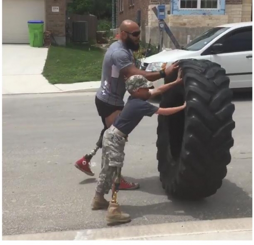 디에고(오른쪽)가 아프가니스탄 상이군인 호세 산체스와 함께 타이어 뒤집기 훈련을 하고 있다.(사진=인스타그램)