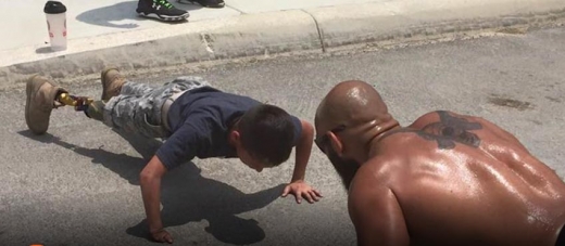 디에고는 팔굽혀 펴기도 거뜬히 해낸다. 호세 산체스와 함께 훈련하는 모습. (사진=인스타그램)