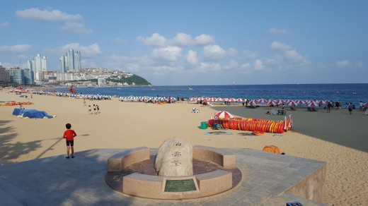 최치원의 글씨를 복각해 놓은 조형물이 해운대 해수욕장 한 켠에 있다. 이 근처에 갯바위들이 있어 모래사장과는 또다른 해운대 해수욕장의 맛을 느낄 수 있다.