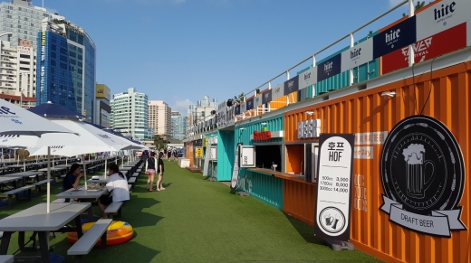 예전 해변가 모닥불의 운치는 없어도 마음껏 생맥주를 즐길 수 있는 해변 호프가 있다.