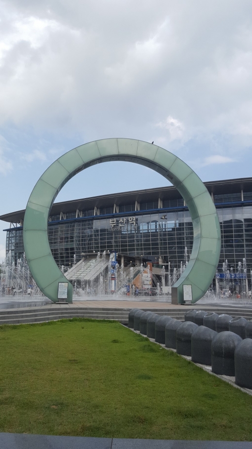 부산역 전경. 폭염을 피해 도착한 부산 역시 폭염 속이었다. 해운대까지는 지하철로 약 40분이 걸린다.