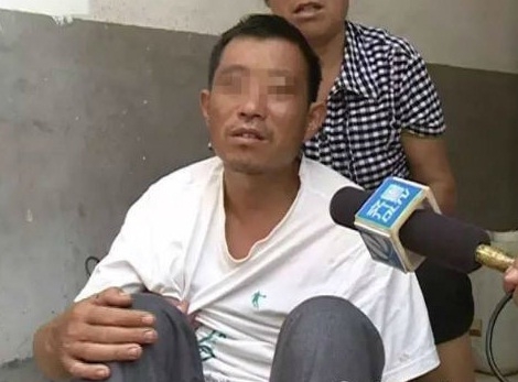 보이스피싱의 충격으로 숨진 송군의 아버지가 실의에 빠져있다. (사진=중화망)