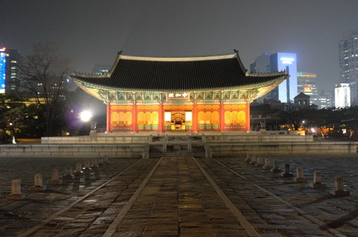 덕수궁에 들어서면서 제일 처음 만나게 되는 덕수궁의 정궁(正宮)인 중화전이다. 이 곳은 왕으로서 여러 업무를 처리하는 공간이기도 하였다. 원래 중화전은 2층 건물이었나 1904년 화재로 인해 지금의 단층으로 축소되었다.