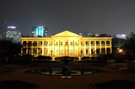 석조전이다. 1909년에 완공된 건축물로서 설계자는 영국인 하딩이었다. 1층은 거실, 2층은 접견실, 3층은 황제의 주거공간으로 구성되었다. 건물 상단에는 이화문양이 있으며 석조전 앞 정원은 최초의 이탈리아식 정원이다. 이후 국립현대미술관, 국립박물관 등으로 사용되었다.