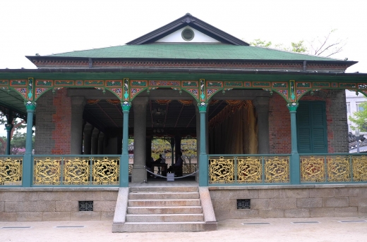 덕수궁의 정관헌이다. 정면 7칸, 측면 5칸의 서구적 건축 양식을 도입한 특이한 형태의 건축물로서 고종황제가 커피를 즐기던 곳이다. 기둥은 코린트식과 로마네스크식의 혼합 양식으로 이곳에 러시아 공사관까지 이어주는 비밀통로 입구가 있었다고 전해진다.