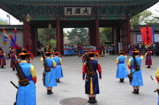 덕수궁 대한문에서의 수문장 교대 의식. 월요일을 제외한 매일 3회인 오전 11시, 오후 2시, 오후 3시 30분에 의식이 있다.