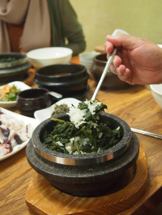 푸릇푸릇한 것을 묵히고 묵힌다. 부드럽던 성정이 뻣뻣해졌다 다시 부드러워진다. 먼 길을 돌아와 다시 제 모습을 되찾은 듯하건만, 그 부드러움과 푸릇함은 처음과 같지 않음이다. 세월을 견뎌낸 곤드레밥은 맛있고 영양 또한 알차다.