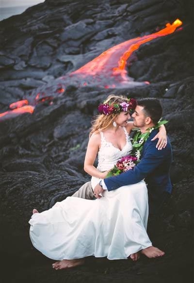 로렌과 알렉스는 서로 눈을 맞춰가며 용암 옆에서 만인이 부러워할 웨딩사진을 남겼다. (사진=제나 리)