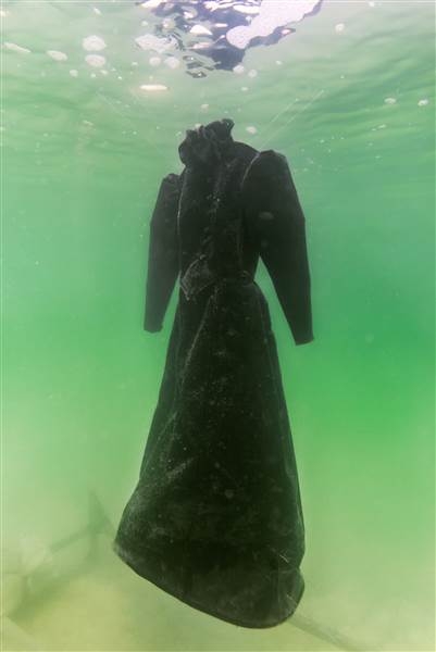 ‘소금 신부’가 막 사해에 담가지던 때 모습. (사진=시갈릿 랜도)