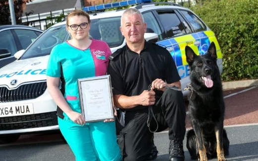 왼쪽부터 레베카 스론 수의사와 핸들러인 멜링스, 그리고 제이제이. (사진=웨스트미들랜드 경찰 제공)