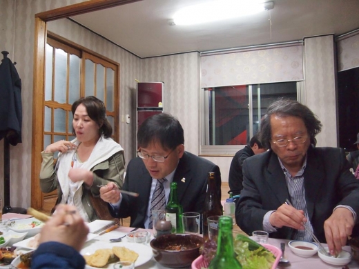 은하횟집에 모인 시인들의 젓가락질이 바쁘다. 왼쪽부터 채의정, 임호상, 신병은 시인.