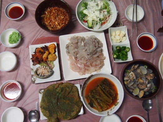 돌산 갓김치며, 돌멍게며, 회무침, 파래전 등은 어지간한 곳에서는 주인공이 될 법하련만 여기에서는 그저 무심히 따라나오는 조연 역할일 뿐이다. 아, 여수의 풍성함이여.