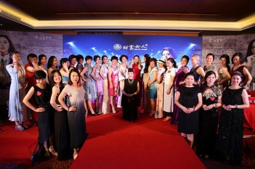 T자형 간이무대에서의 워킹 (사진=펑파이신원)