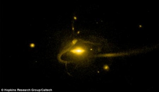 우리은하의 형성과정을 대용량의 컴퓨터를 동원, 상세한 시뮬레이션으로 구현했는데, 그 덕분에 우리는 수십억 년에 이르는 은하 탄생의 전 과정을 100초 남짓 만에 볼 수 있다. 그림에서 보이는 긴 꼬리는 초신성 폭발로 왜소은하가 찢겨져 늘어난 것이다.(사진=홉킨스연구그룹/칼텍) 