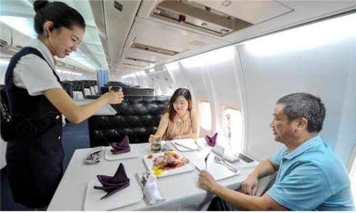 이곳은 1만m 상공에 뜬 비행기 내부가 아니다. 비행기를 개조해서 만든 식당이다.