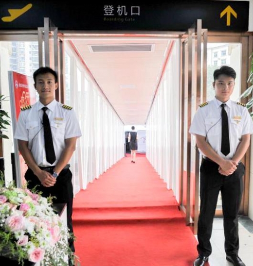 이 식당으로 들어가는 입구도 탑승구로 표시돼있다.