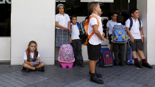 스페인에서도 초등학교는 의무교육이기에 학교를 제대로 보내지 않는 부모에게는 법적 처벌이 내려진다.