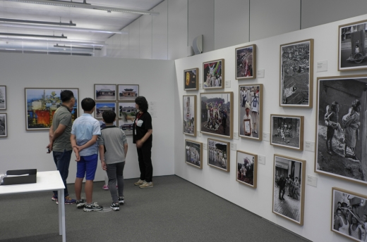 전시된 여러 작품들에 대하여 다양한 도슨트 투어가 이루어진다. 관람객들의 경우 가족단위가 많아서 이런 해설 투어는 자칫 지루해질수도 있는 예술 체험을 즐거운 시간으로 바꿀 수도 있다.