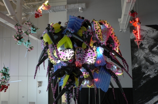 흡사 일본 에니메이션 작품에서나 볼 수 있는 움직이는 조형물. 시시각각 작품이 형태를 바꾸어 움직이기 때문에 관람객들에게 즐거운 상상을 가능하게 한다.