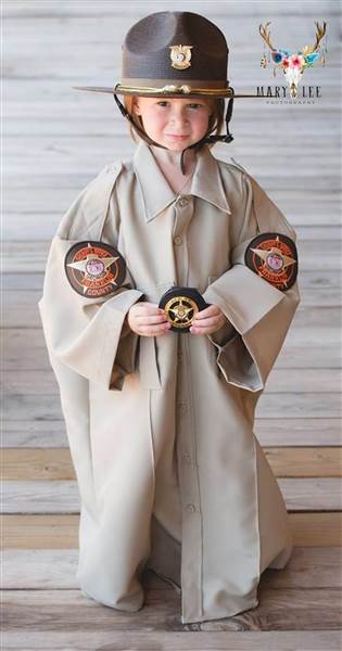 아빠의 유니폼을 입은 탈리야.(사진=매리 리)