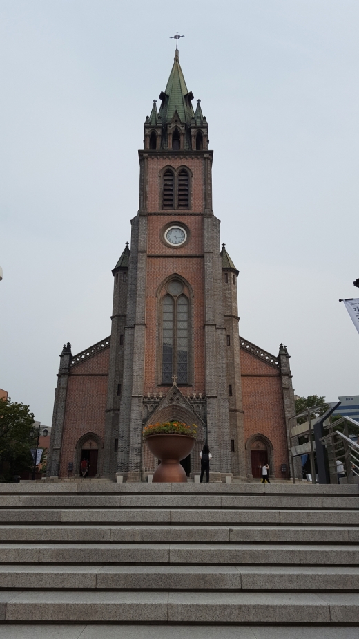 그리고 다다른 명동성당의 전면부.