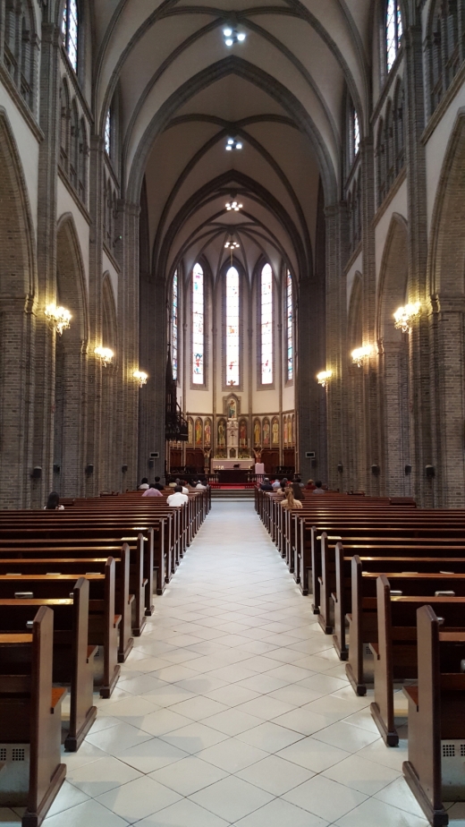 명동성당 내부. 명동성당은 높이가 23m, 종탑의 높이는 46.7m의 장식적 요소를 배제한 순수 고딕양식으로 성당 내부에는 아치형 복도, 스테인드 글라스 등으로 공간의 미를 최대한 살렸다.