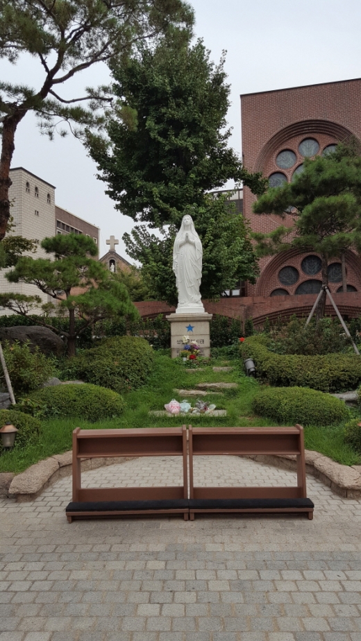 성당 뒤편에 있는 ‘원죄없이 잉태되신 성모님’ 상이다. 명동성당의 주보 성인으로 성모상 하단에는 ‘성모무염시태’라는 글귀가 새겨져 있다.