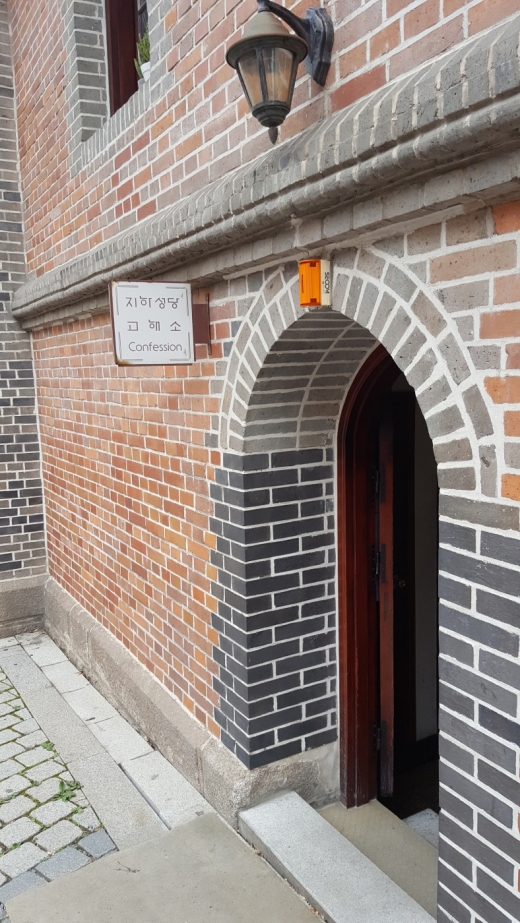 명동성당 고해성사실. 지하 성당은 파리외방전교회 소속으로 순교하신 여러 신부님들의 유해가 안치되어 있어 평일 오전 10시에 성지미사를 봉헌하고 있다.