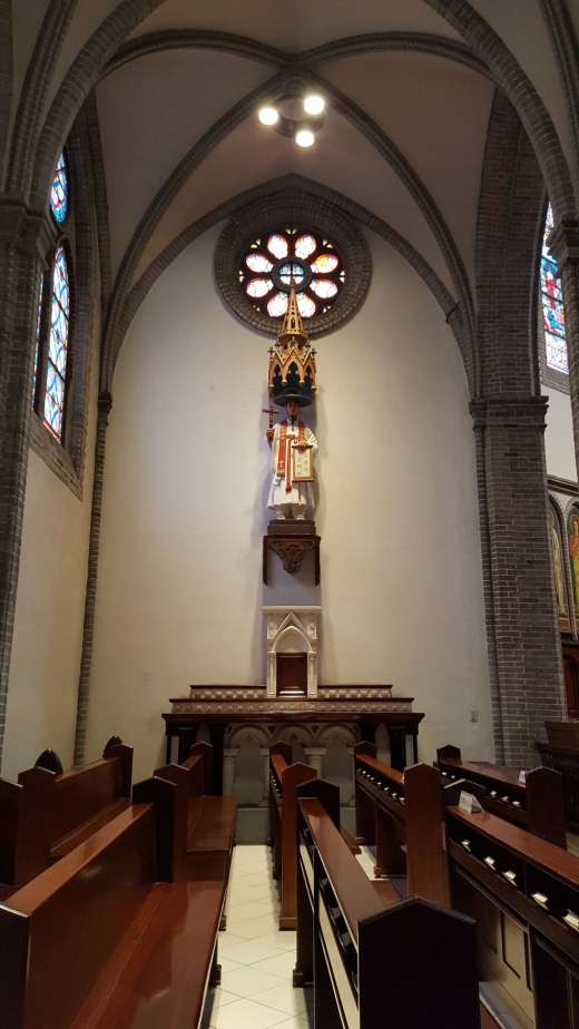 성당 내부 왼편에 있는 부제대. 성 김대건 안드레아 상이다.