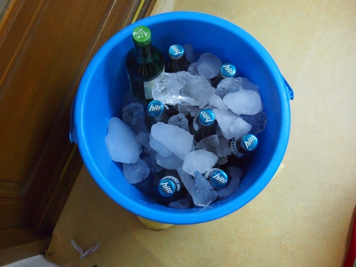 통에 소주, 맥주를 집어넣고 얼음을 가득 채운다. 통술이다. 단 한 잔을 마셔도 통크게, 화통하게 마셔야하는 곳이다.