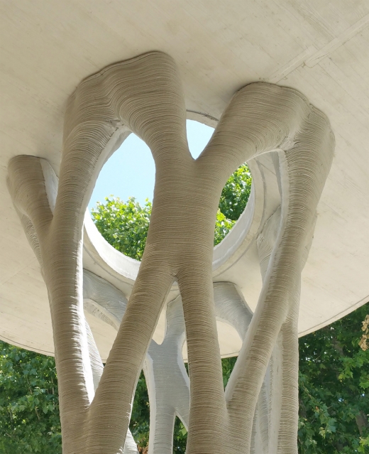 엑상프로방스의 한 중학교 운동장에 지어진 구조물. 지탱하는 기둥은 3D 프린터 기술로 만들어졌다.