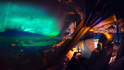 캐나다 상공 위에서 촬영된 북극광. 통상 오로라로 불리며 북반구와 남반구 고위도 지방에 나타나 극광(極光)이라고도 부른다.