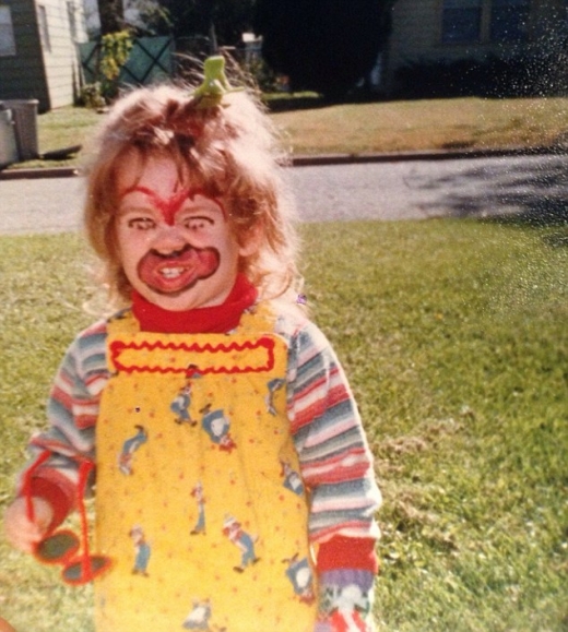 부모가 어설프게 그려놓은 페이스페인팅 때문에 소름끼치는 모습이 된 여자 아이