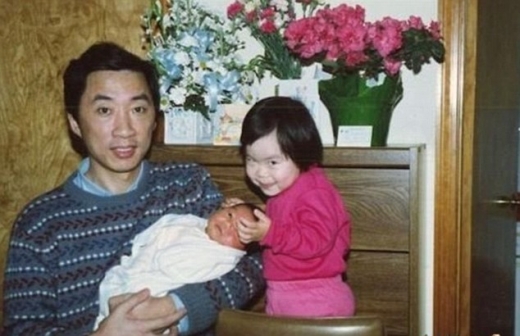 동생 옆에서 무서운 표정으로 카메라를 응시하는 누나