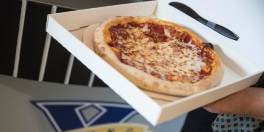 피자ATM에서 나온 피자의 모양새가 여느 피자가게 제품 못지 않아 보인다. 신시내티(미국 오하이오주) AP 연합뉴스